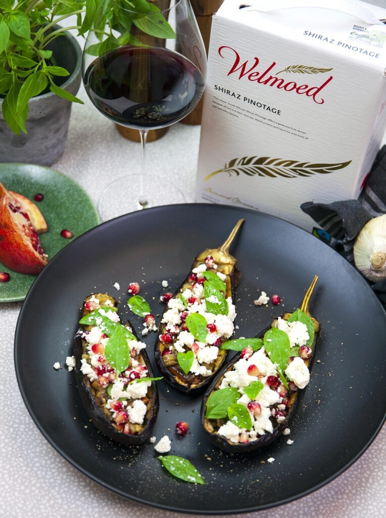 Feta & granatäpplefyllda rostade auberginer & sydafrikanskt rött